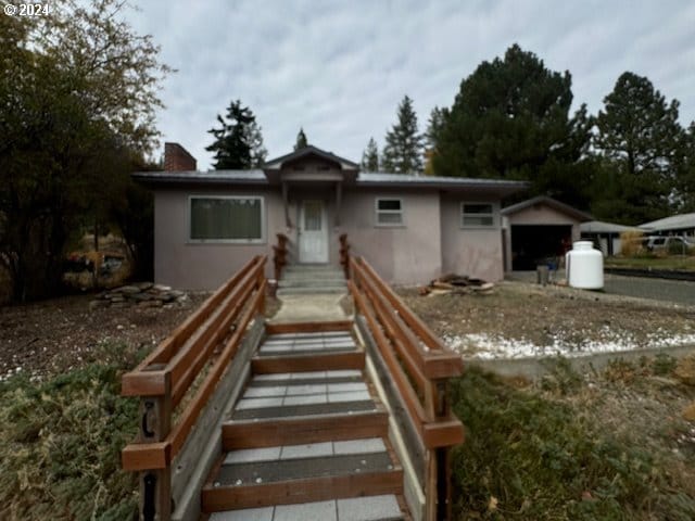 205 N Humbolt St, Canyon City, OR 97820 - view of front of home with stucco siding