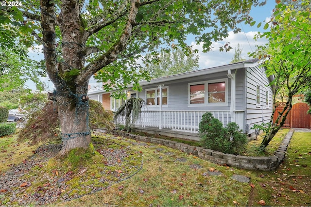 ranch-style home with a porch