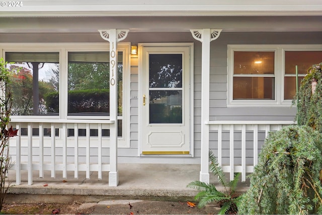 entrance to property featuring a porch