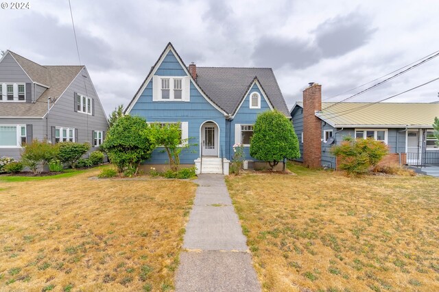 view of front of property with a front yard