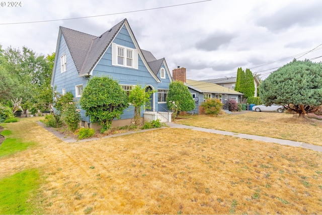 view of front of house featuring a front yard