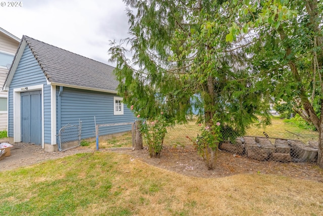 view of yard featuring an outbuilding