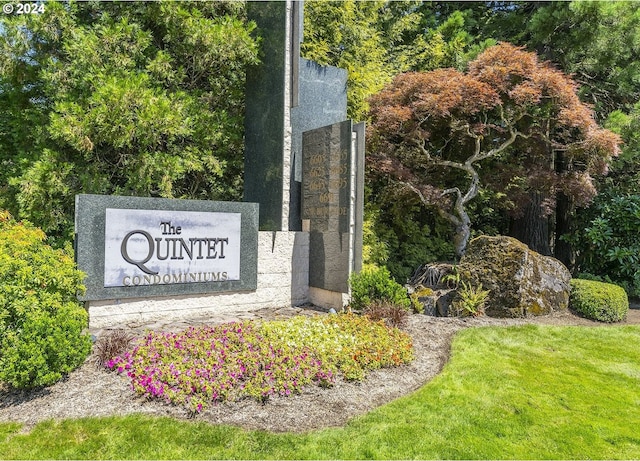 community sign with a lawn