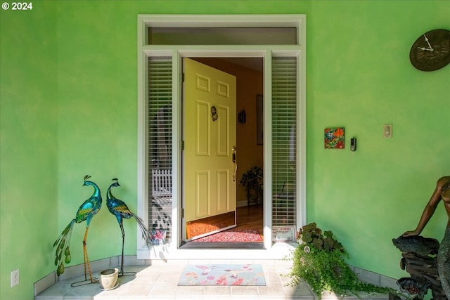 property entrance featuring stucco siding