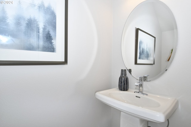 bathroom featuring sink