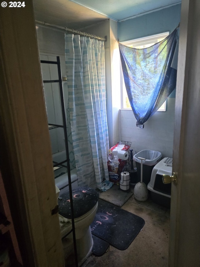 140 7th Ave, Sweet Home, OR 97386 - bathroom with toilet and a shower with curtain