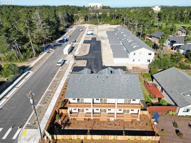 birds eye view of property featuring a forest view