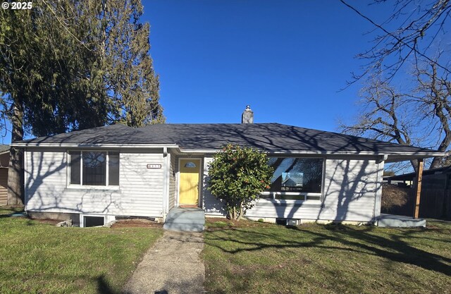 view of front of home featuring a front lawn