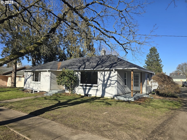 ranch-style house featuring a front lawn and covered porch