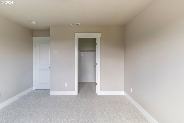 unfurnished bedroom with carpet flooring and a closet