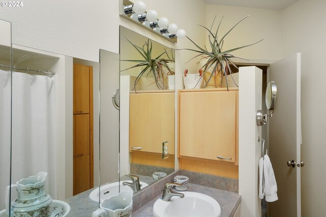 full bath featuring a shower with curtain and vanity