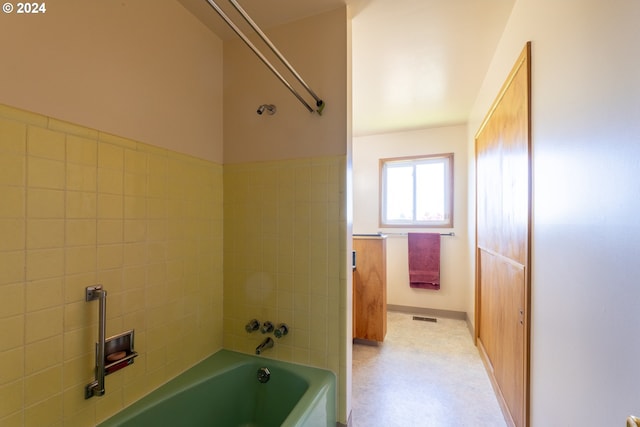 bathroom with tiled shower / bath