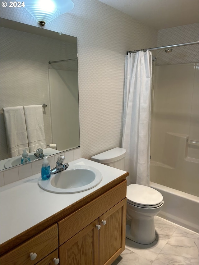 full bathroom featuring vanity, toilet, and shower / bath combo