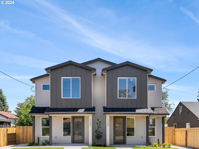 view of front of house featuring a front lawn