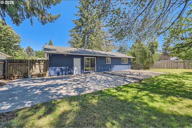 view of front of home featuring a front yard