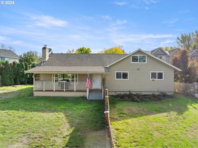 view of front of property featuring a front lawn