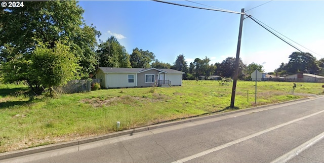 view of front of property featuring a front lawn