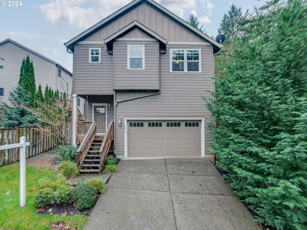 view of front facade featuring a garage