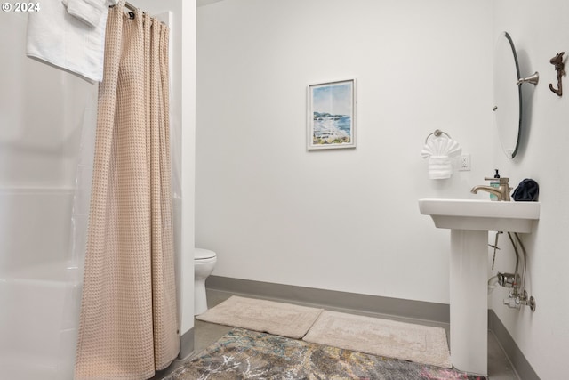 bathroom featuring toilet and a shower with curtain