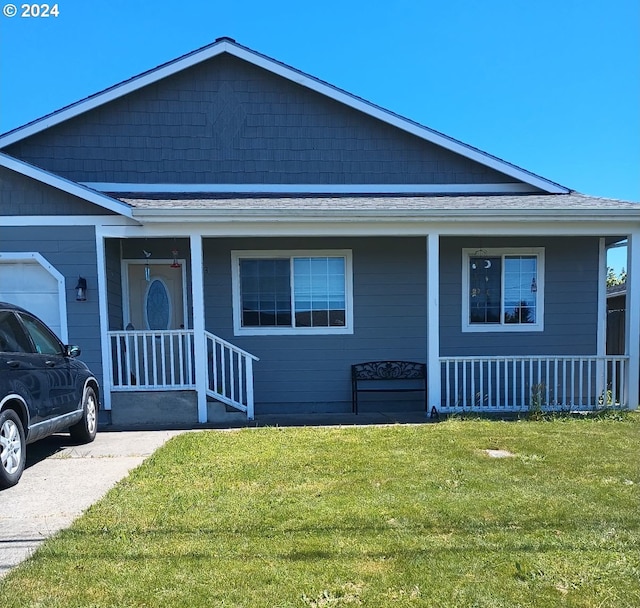 view of front facade with a porch and a front lawn