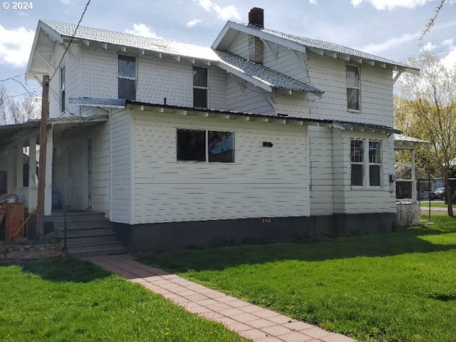 view of side of property featuring a lawn