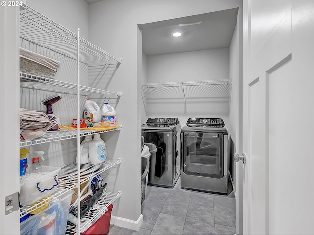 laundry room featuring washer and clothes dryer