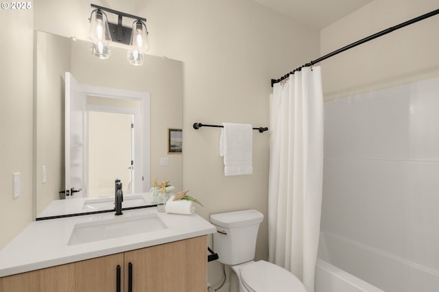 full bath with shower / tub combo, toilet, and vanity