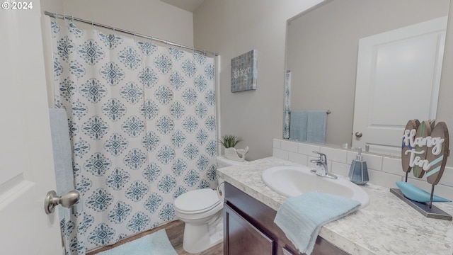 full bath with tasteful backsplash, a shower with shower curtain, vanity, and toilet