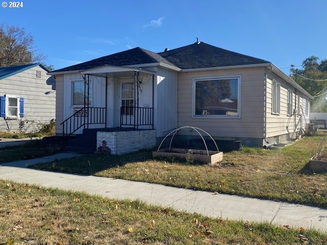 bungalow featuring a front lawn