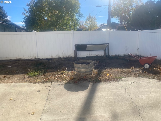 view of yard featuring a patio area