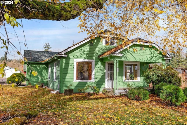 bungalow featuring a front lawn