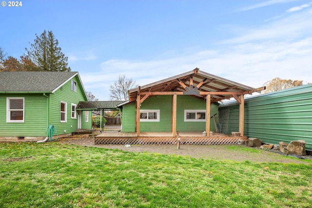 back of house featuring a lawn