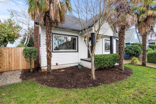 view of front facade featuring a front yard