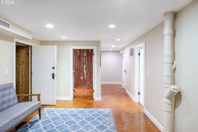 entrance foyer featuring baseboards, concrete floors, visible vents, and recessed lighting