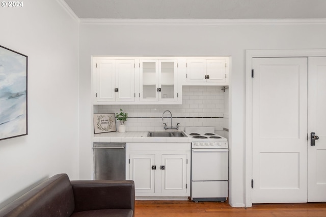 bar featuring sink, electric range, white cabinets, and backsplash