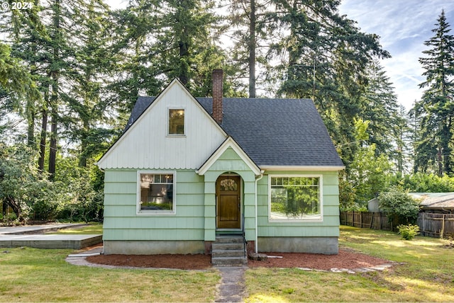 view of front facade featuring a front lawn