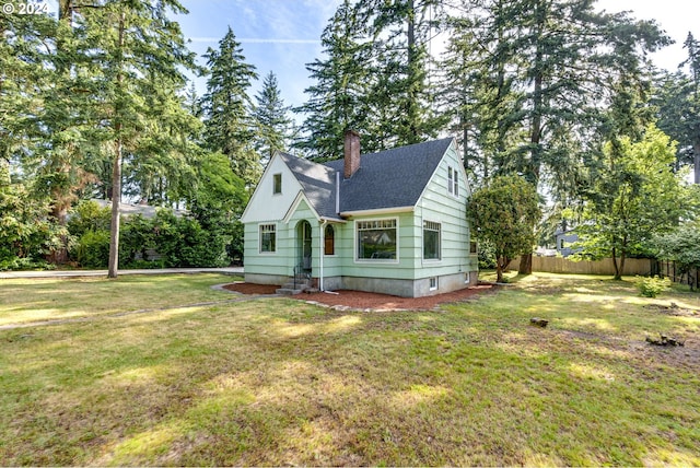 view of front of house featuring a front lawn