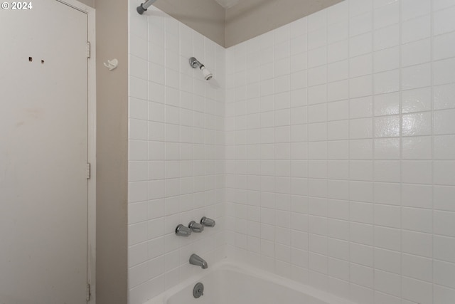 bathroom with tiled shower / bath