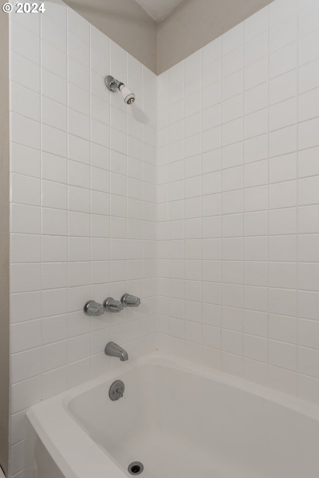 bathroom with tiled shower / bath