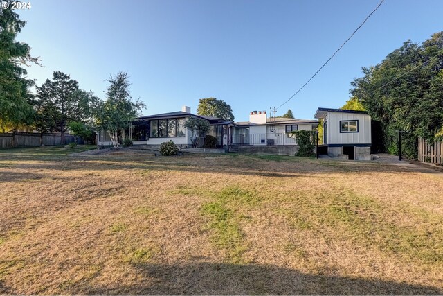 view of front facade featuring a front yard