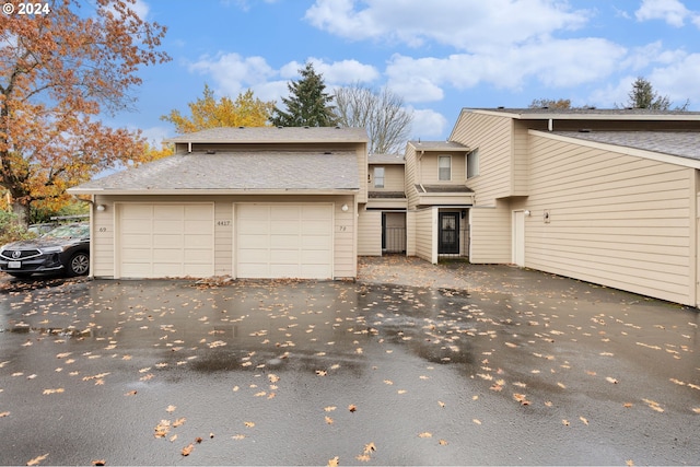 view of front facade featuring a garage