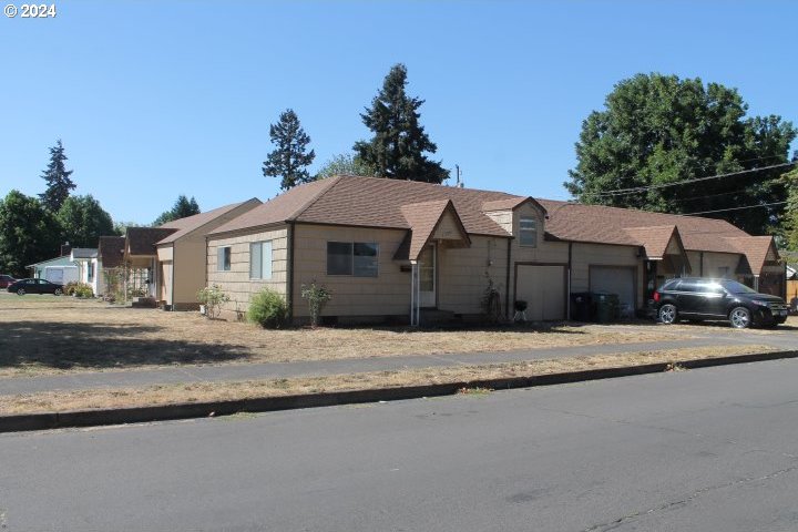 ranch-style home featuring a garage