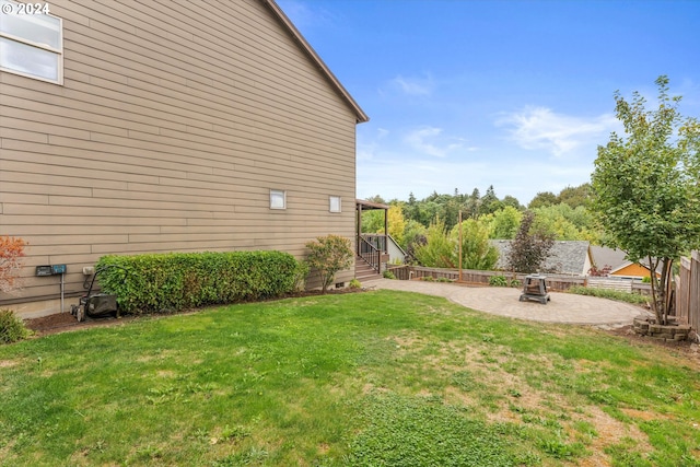 view of yard featuring a patio