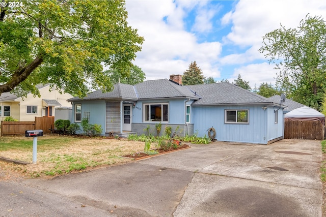 single story home featuring a front yard