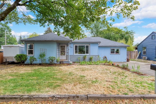 single story home featuring a front yard