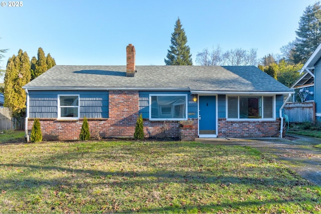 single story home featuring a front lawn