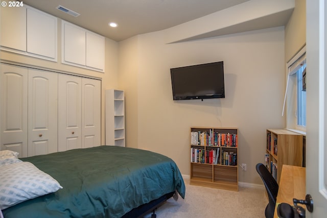 bedroom with baseboards, visible vents, recessed lighting, a closet, and light carpet