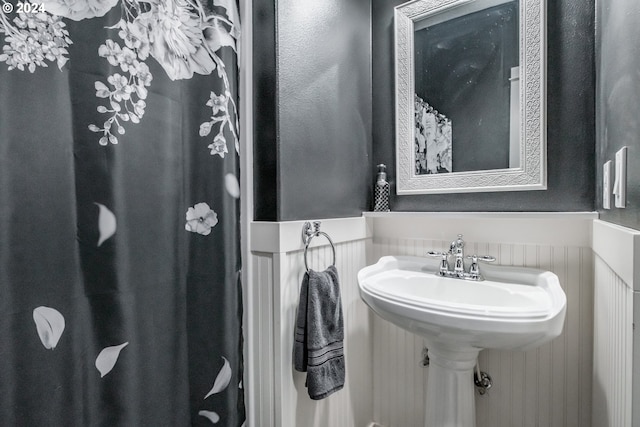 bathroom featuring sink