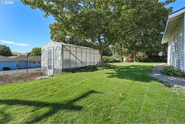 view of yard featuring an outbuilding