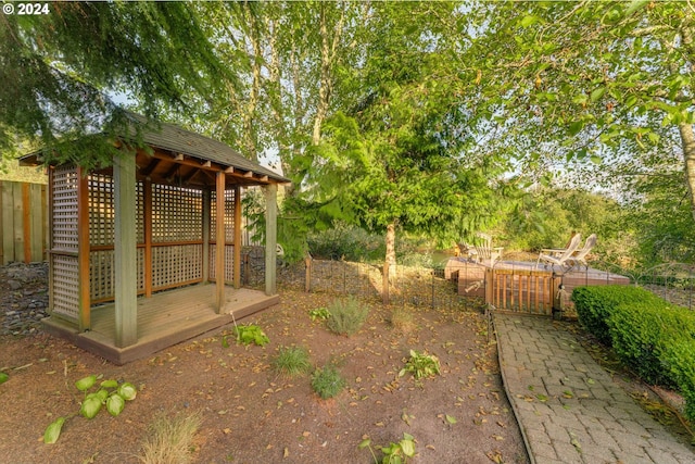 view of yard with an outdoor structure